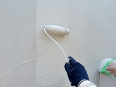 横浜市磯子区K様邸インディフレッシュセラ外壁塗装上塗り２回目施工中