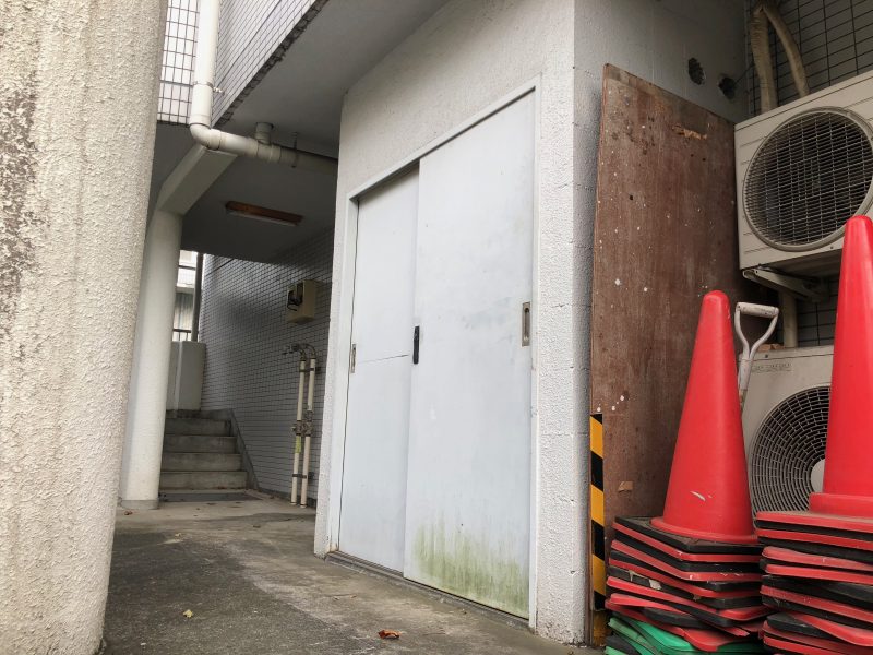 外壁塗装　塗り替え　横浜市　栄区　功栄　スズメバチ　屋根塗装