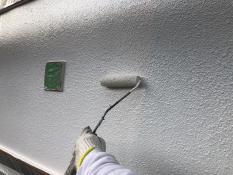 横浜市旭区S様邸ダイヤモンドコート外壁塗装上塗り１回目施工中