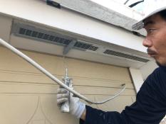 横浜市戸塚区N様邸軒天換気口錆止め塗装中