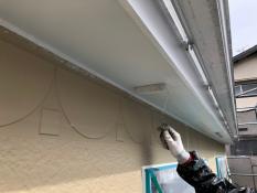 横浜市戸塚区N様邸軒天塗装上塗り２回目