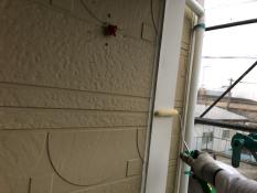 横浜市戸塚区N様邸コーナーモール塗装下塗り施工中