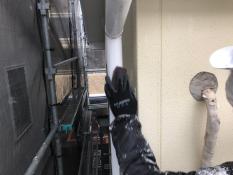 横浜市栄区S様邸雨樋塗替え前ケレン作業