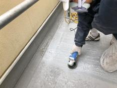 横浜市栄区S様邸ベランダFRP防水施工前ケレン作業