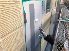 横浜市栄区S様邸勝手口扉上塗り1回目塗装中