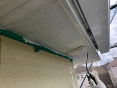 横浜市栄区S様邸軒天塗装上塗り1回目