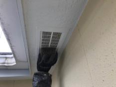 横浜市栄区S様邸軒天換気口塗装前ケレン作業