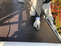 横浜市栄区S様邸屋根塗り替え前ケレン作業