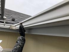 横浜市栄区S様邸雨樋塗替え前ケレン作業