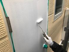 横浜市栄区S様邸勝手口扉上塗り2回目塗装中