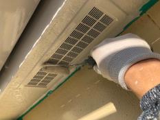 横浜市栄区S様邸軒天換気口塗装上塗り2回目