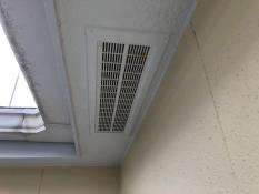 横浜市栄区S様邸軒天換気口塗装前