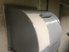 横浜市栄区N様邸換気フードペンキ塗り替え中