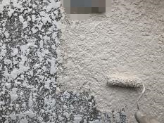 横浜市栄区N様邸塀塗装インディフレッシュセラ上塗り１回目施工中