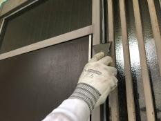 横浜市栄区N様邸玄関枠塗装前ケレン作業