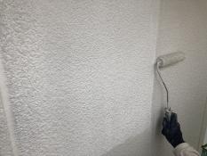 横浜市栄区N様邸外壁塗り替え上塗り１回目施工中