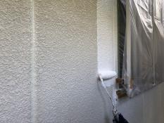 横浜市栄区N様邸外壁塗り替え下塗り施工中