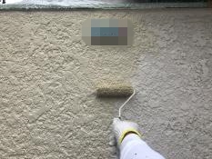 横浜市栄区N様邸塀塗装インディフレッシュセラ上塗り２回目施工中