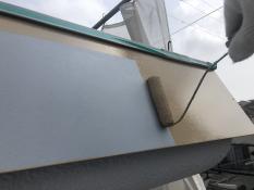 横浜市栄区N様邸パラペット塗替え上塗り１回目施工中