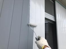 横浜市栄区N様邸雨戸塗装上塗り１回目施工中