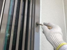 横浜市栄区N様邸玄関枠塗装上塗り１回目施工中