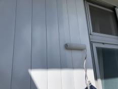 横浜市栄区N様邸雨戸塗装上塗り２回目施工中