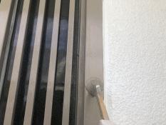 横浜市栄区N様邸玄関枠塗装上塗り２回目施工中