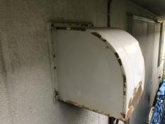 横浜市栄区N様邸換気フードペンキ塗り替え中