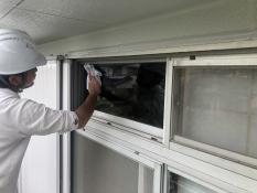 横浜市栄区N様邸外壁塗装後窓ガラス水拭き作業