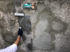 横浜市栄区N様邸塀塗装インディフレッシュセラ下塗り施工中