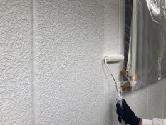 横浜市栄区N様邸外壁塗り替え上塗り2回目施工中