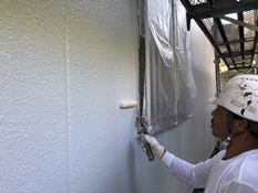 横浜市栄区N様邸外壁塗り替えUVカットクリヤー施工中