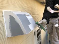 横浜市栄区S様邸換気フード上塗り1回目塗装中