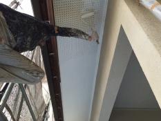 横浜市戸塚区H様邸軒天塗装上塗り1回目