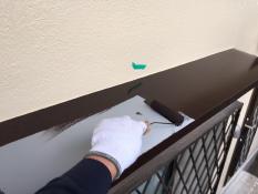 横浜市戸塚区H様邸霧除け庇塗装上塗り１回目