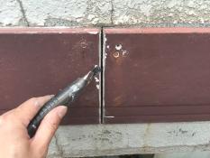 横浜市戸塚区H様邸幕板塗装前幕板シール 撤去作業