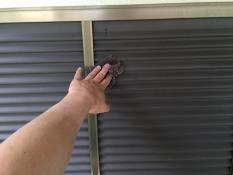 横浜市戸塚区H様邸雨戸塗装前ケレン作業