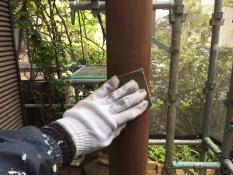 横浜市戸塚区H様邸ベランダ鉄柱塗装前ケレン作業