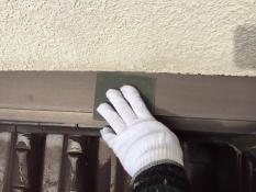 横浜市戸塚区H様邸屋根雨押え塗装前ケレン作業