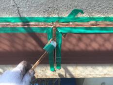 横浜市戸塚区H様邸幕板塗装前シールなびき作業