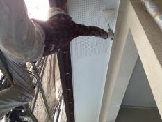 横浜市戸塚区H様邸軒天塗装上塗り2回目