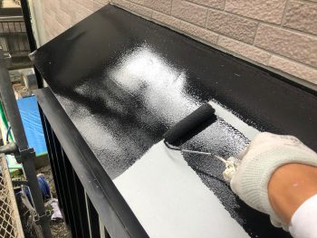 横浜市南区M様邸霧除け庇上塗り１回目