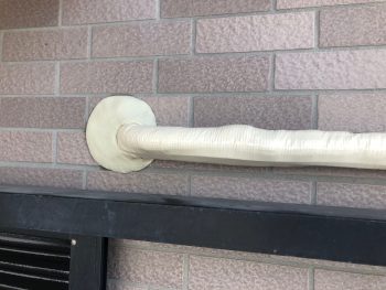 横浜市南区M様邸エアコンパテ交換・冷媒管テープまき直し