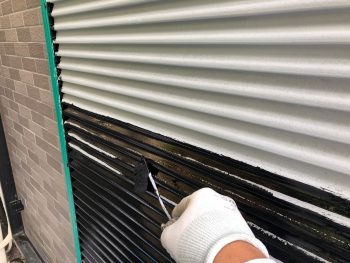 横浜市南区M様邸雨戸上塗り１回目