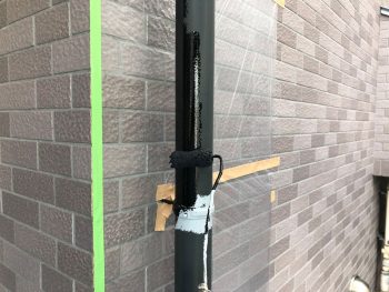 横浜市南区M様邸竪樋上塗り１回目