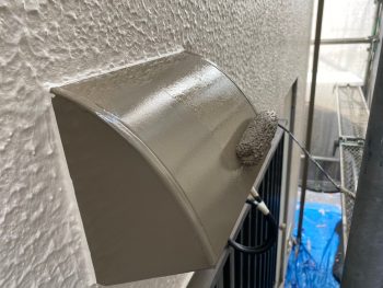 横浜市港南区I様邸換気フードB上塗り2回目