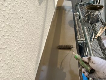 横浜市港南区I様邸霧除け庇上塗り2回目