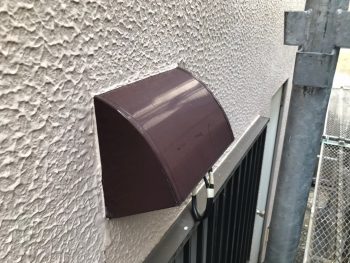 横浜市港南区I様邸換気フードB塗装前
