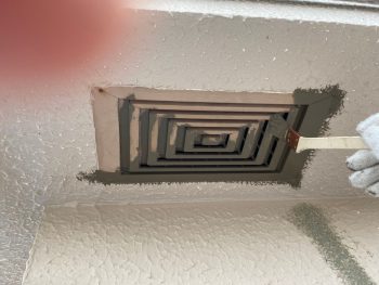 横浜市港南区I様邸軒天換気口上塗り１回目