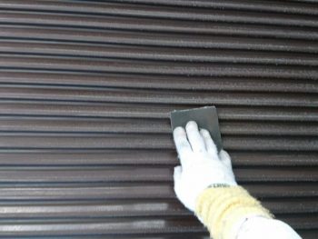 横浜市港南区I様邸雨戸ケレン作業